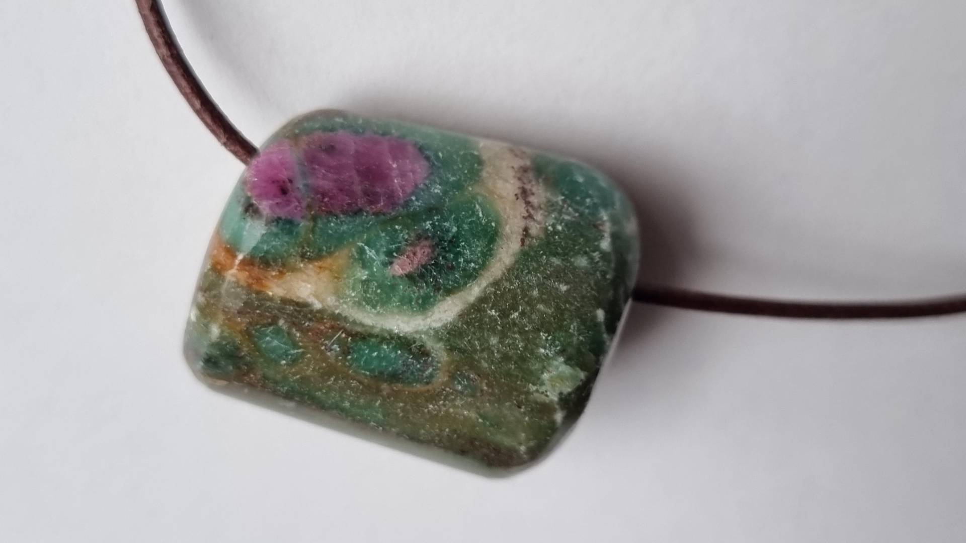 Rubin-Fuchsit Mit Lederband von ElkesEdelsteinstube