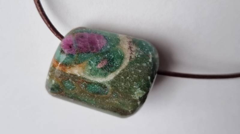 Rubin-Fuchsit Mit Lederband von ElkesEdelsteinstube