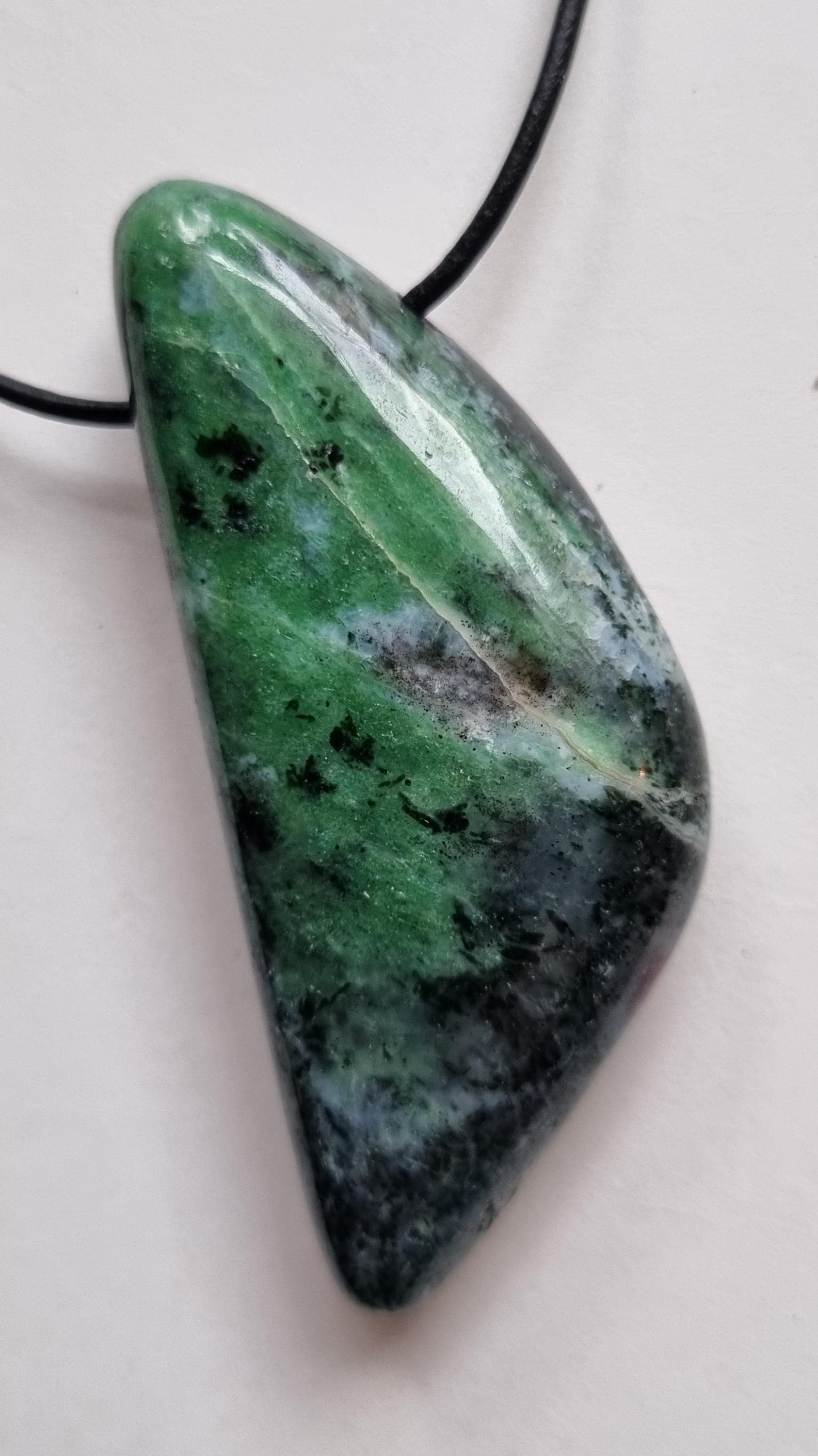 Rubin-Zoisit Mit Lederband von ElkesEdelsteinstube