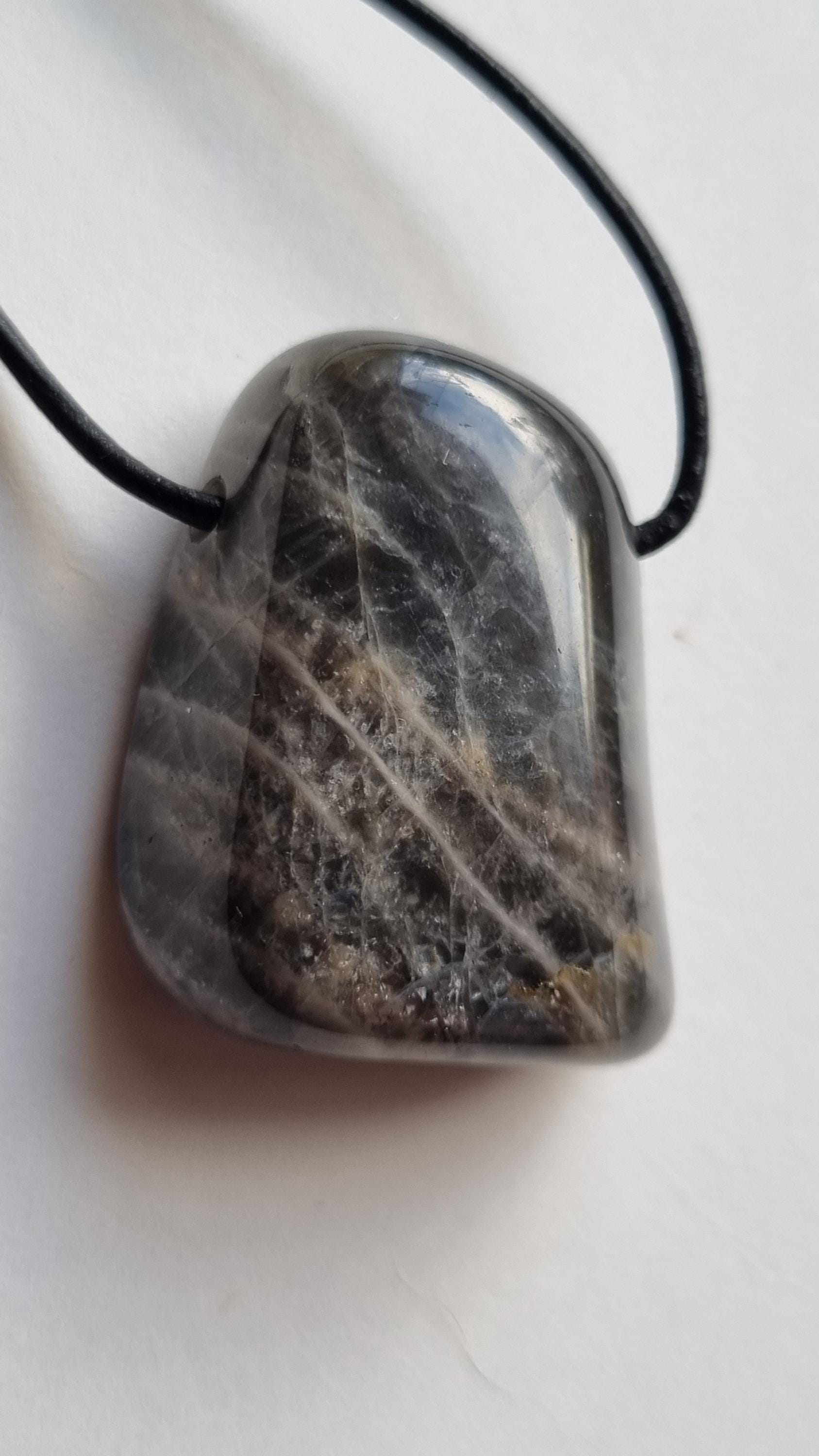 Schwarzer Mondstein Mit Lederband von ElkesEdelsteinstube