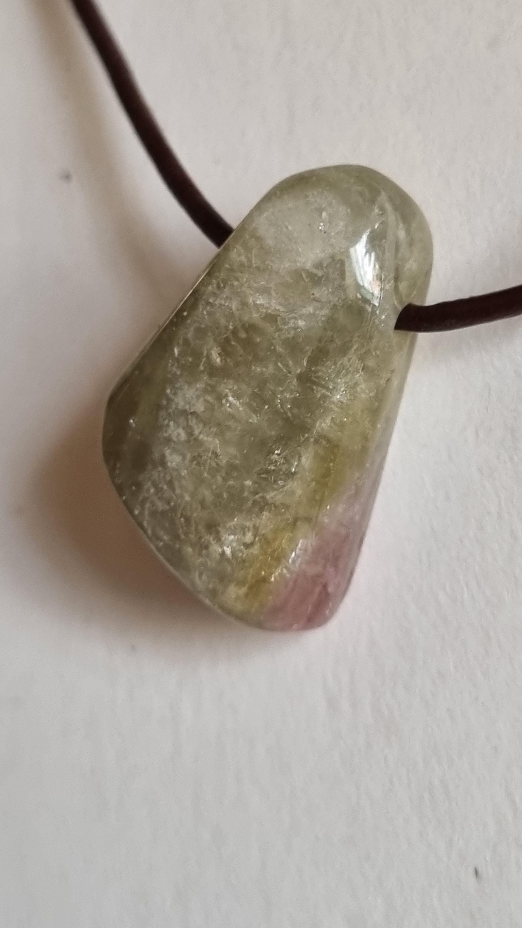 Sehr Schöner Heller Turmalin Mit Lederband von ElkesEdelsteinstube