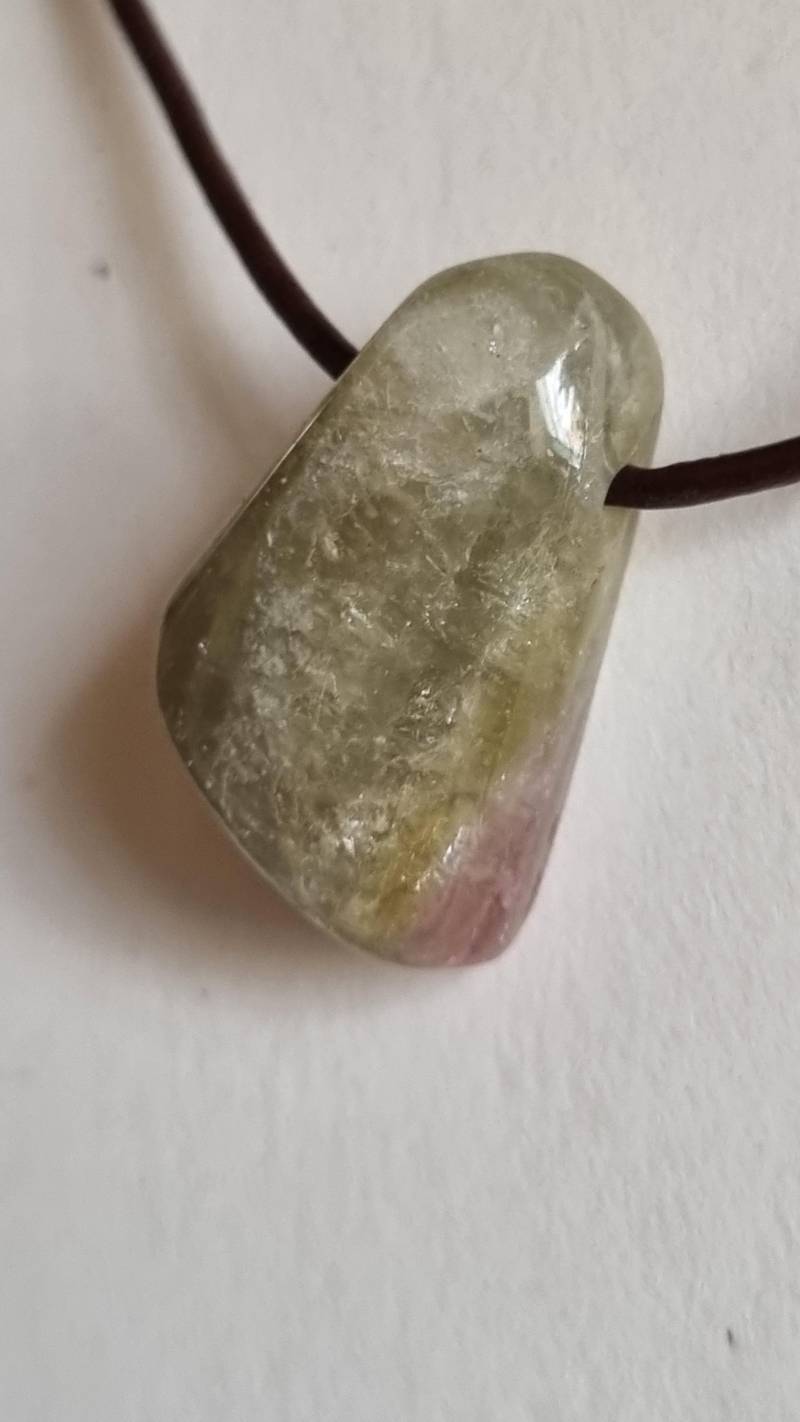 Sehr Schöner Heller Turmalin Mit Lederband von ElkesEdelsteinstube