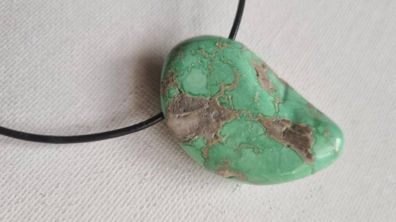 Seltener Variscit Mit Lederband von ElkesEdelsteinstube