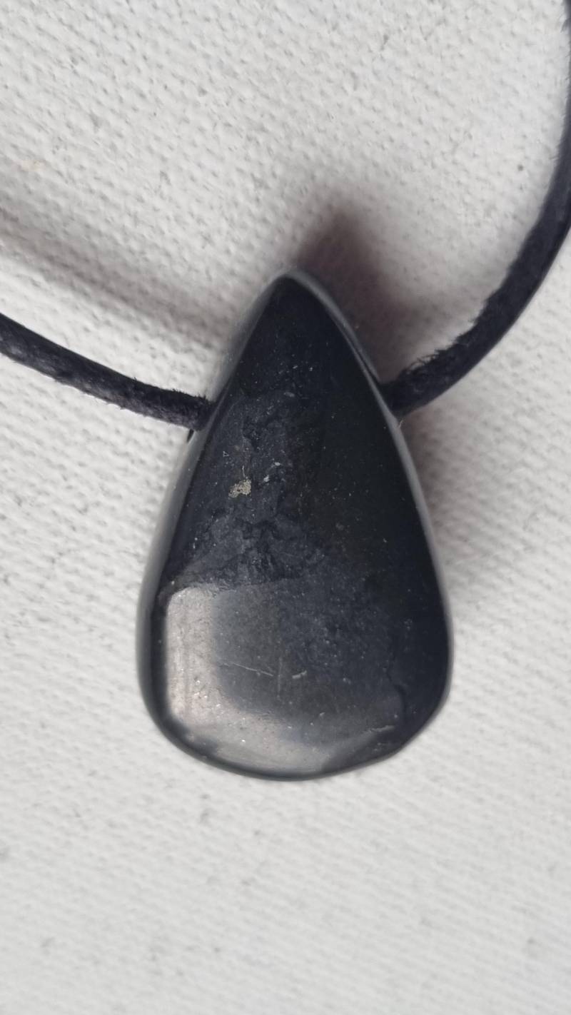 Shungit Mit Lederband von ElkesEdelsteinstube