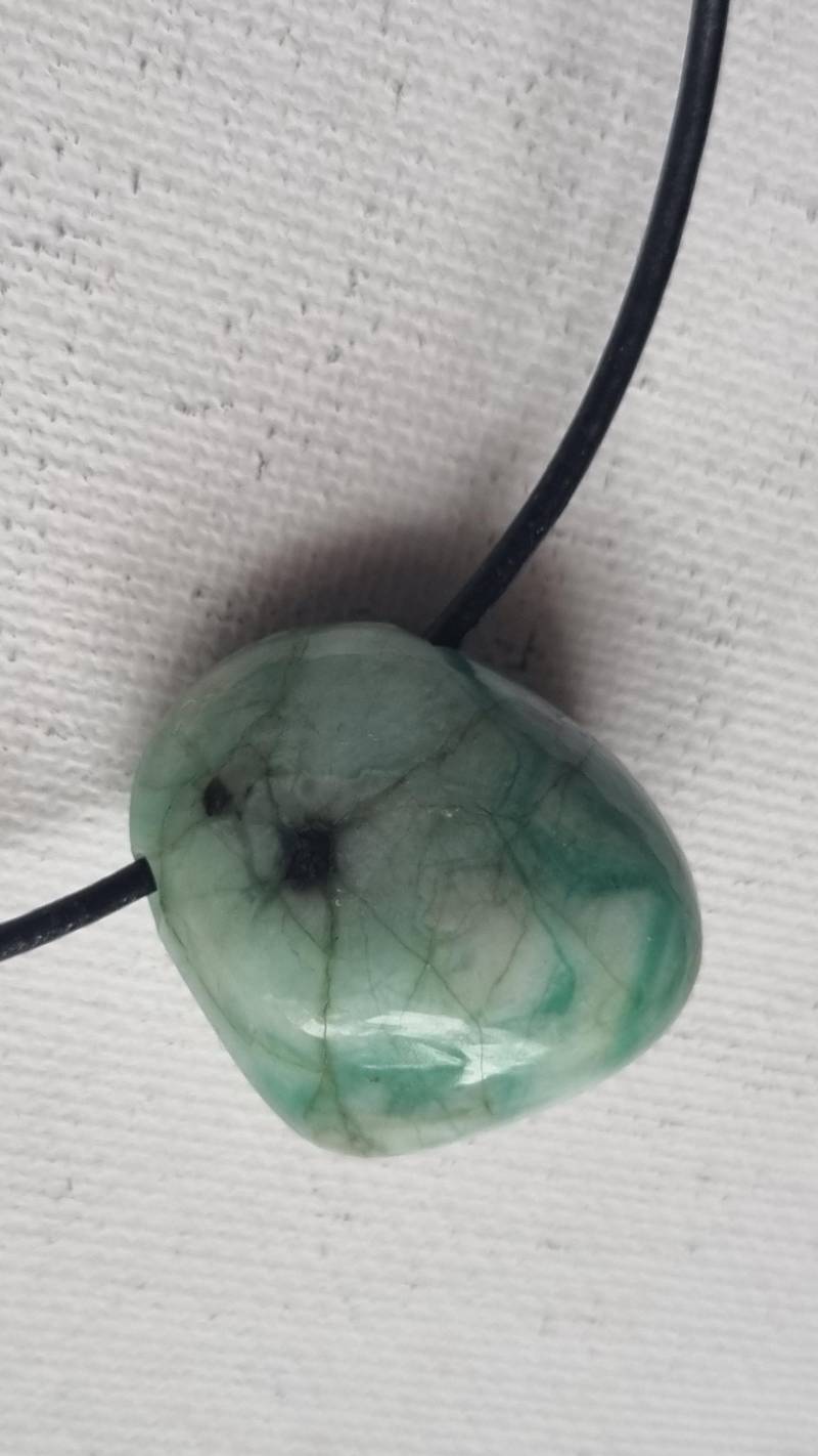 Smaragd Mit Lederband von ElkesEdelsteinstube