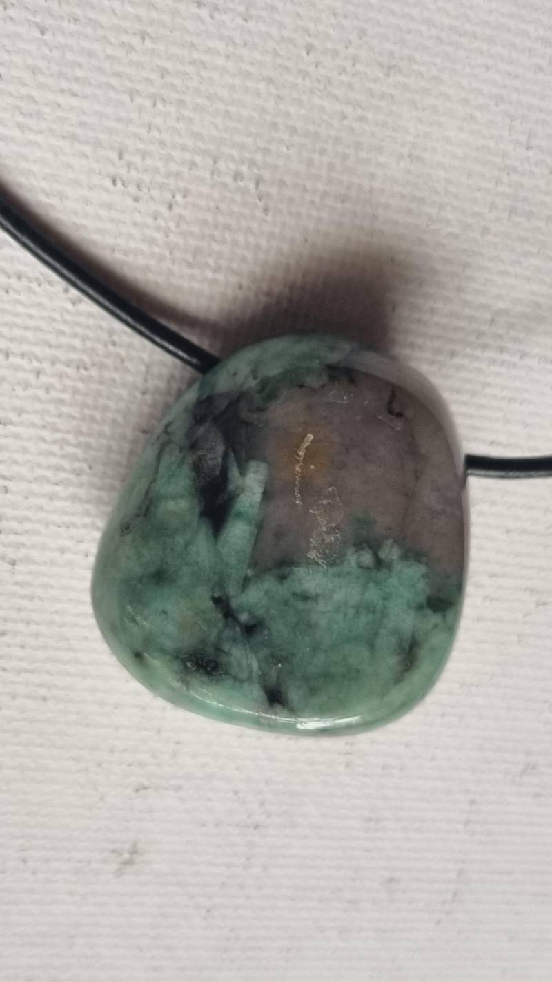 Smaragd Mit Lederband von ElkesEdelsteinstube