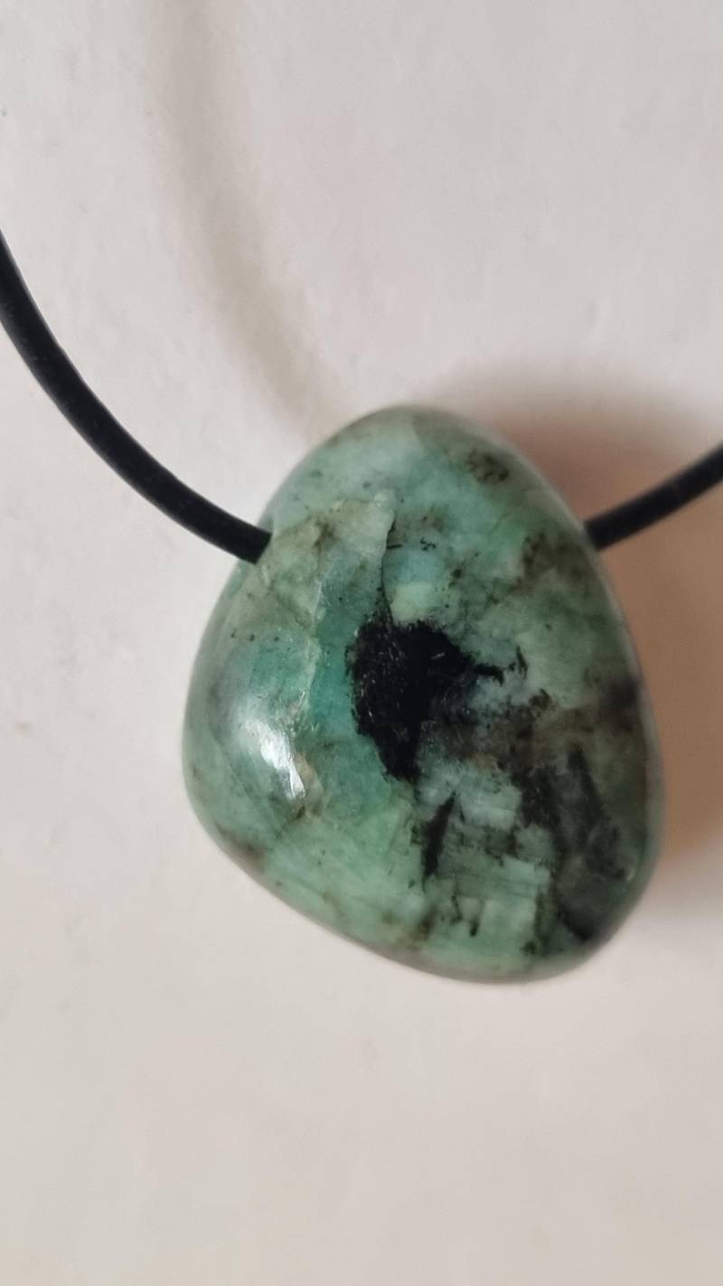 Smaragd Mit Lederband von ElkesEdelsteinstube