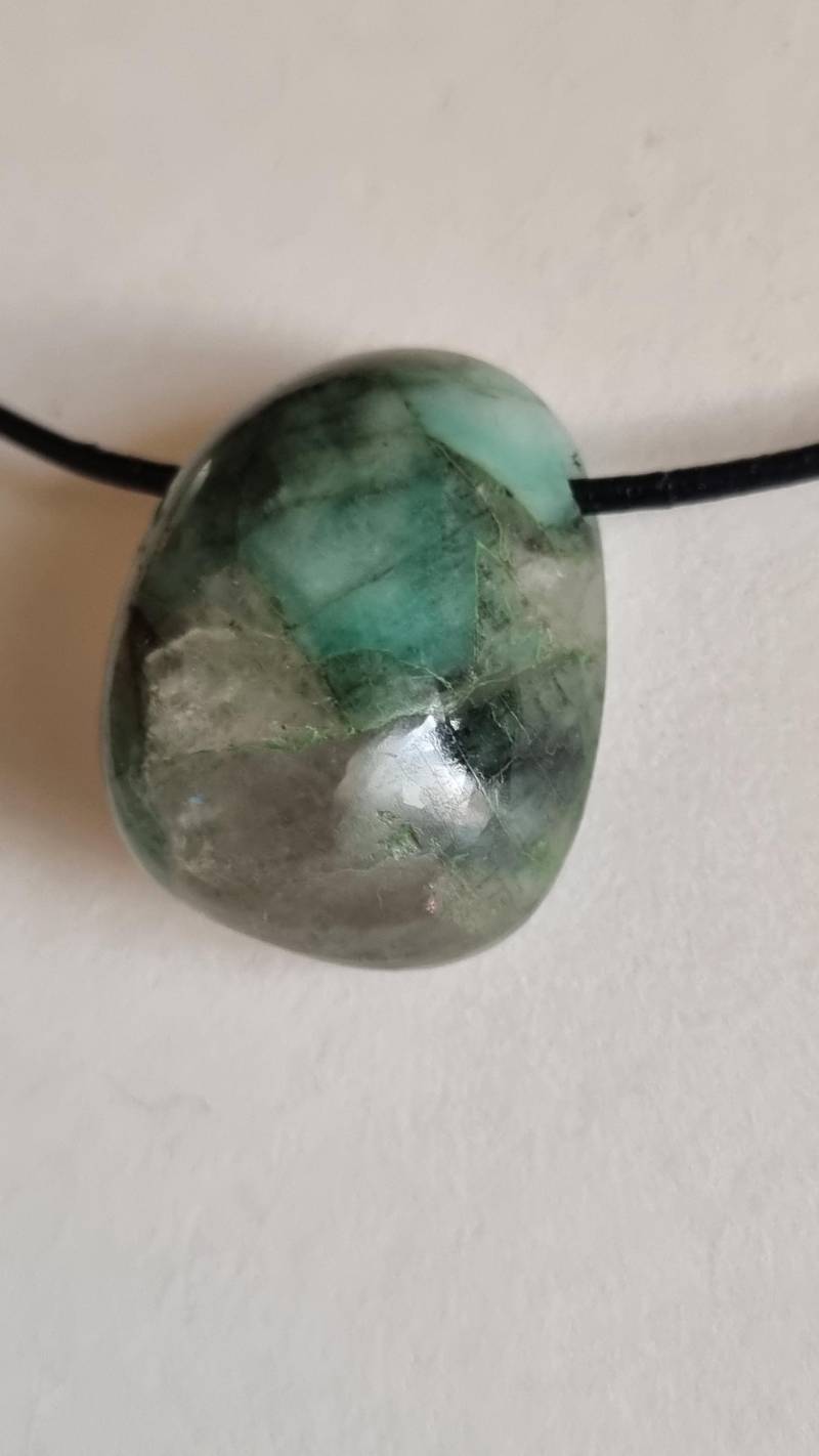 Smaragd Mit Lederband von ElkesEdelsteinstube