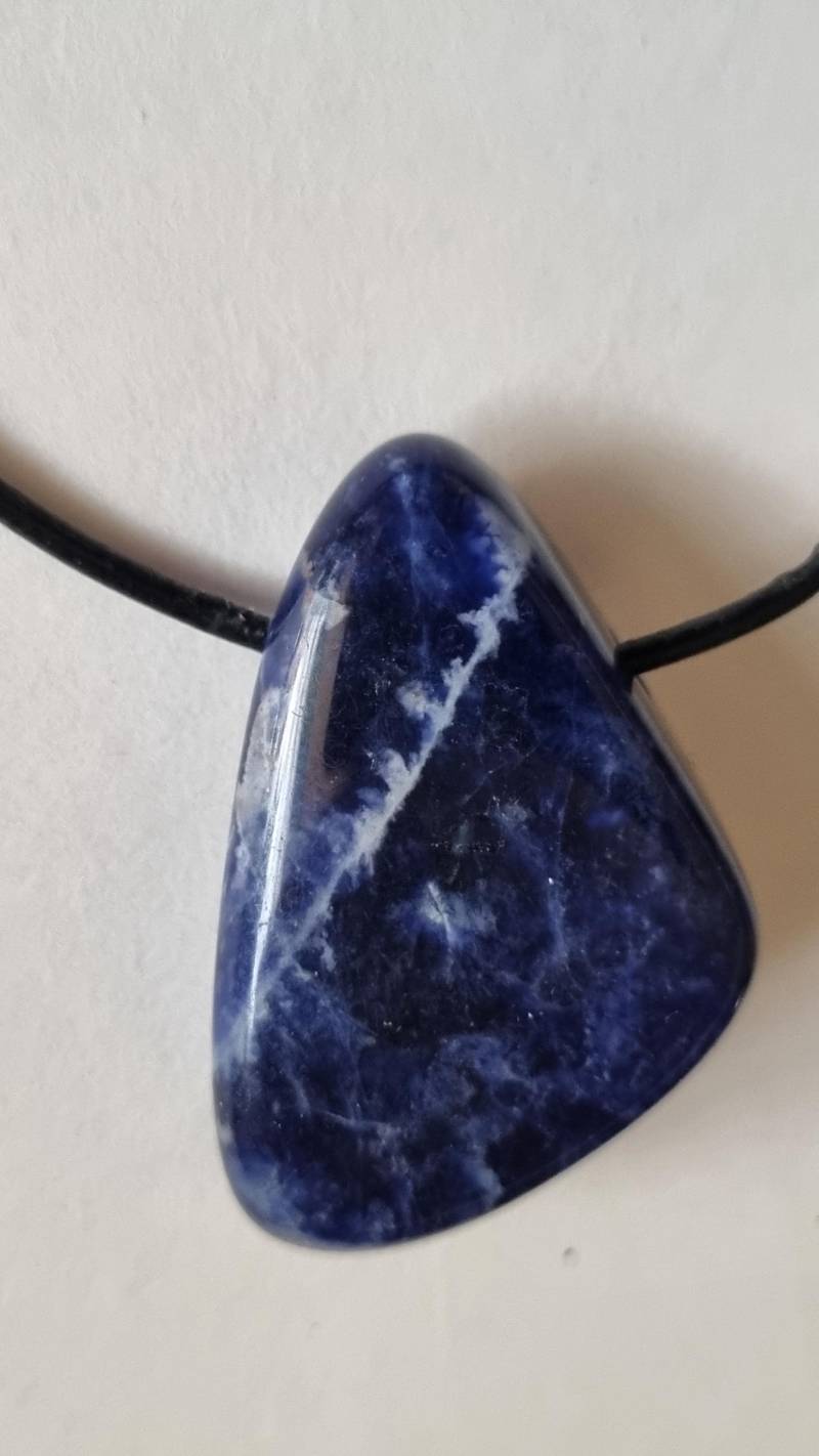 Sodalith in Toller Qualität Mit Lederband von ElkesEdelsteinstube