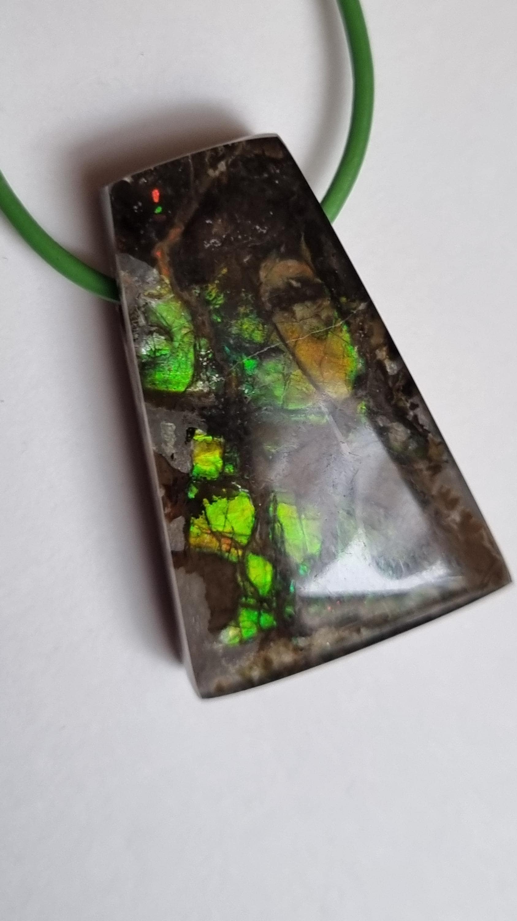 Soo Schön, Ammolith Mit Lederband von ElkesEdelsteinstube