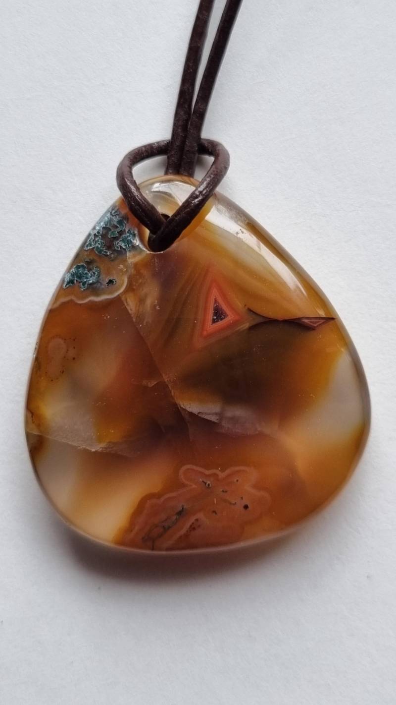 Soo Schön, Condor-Achat Mit Lederband von ElkesEdelsteinstube