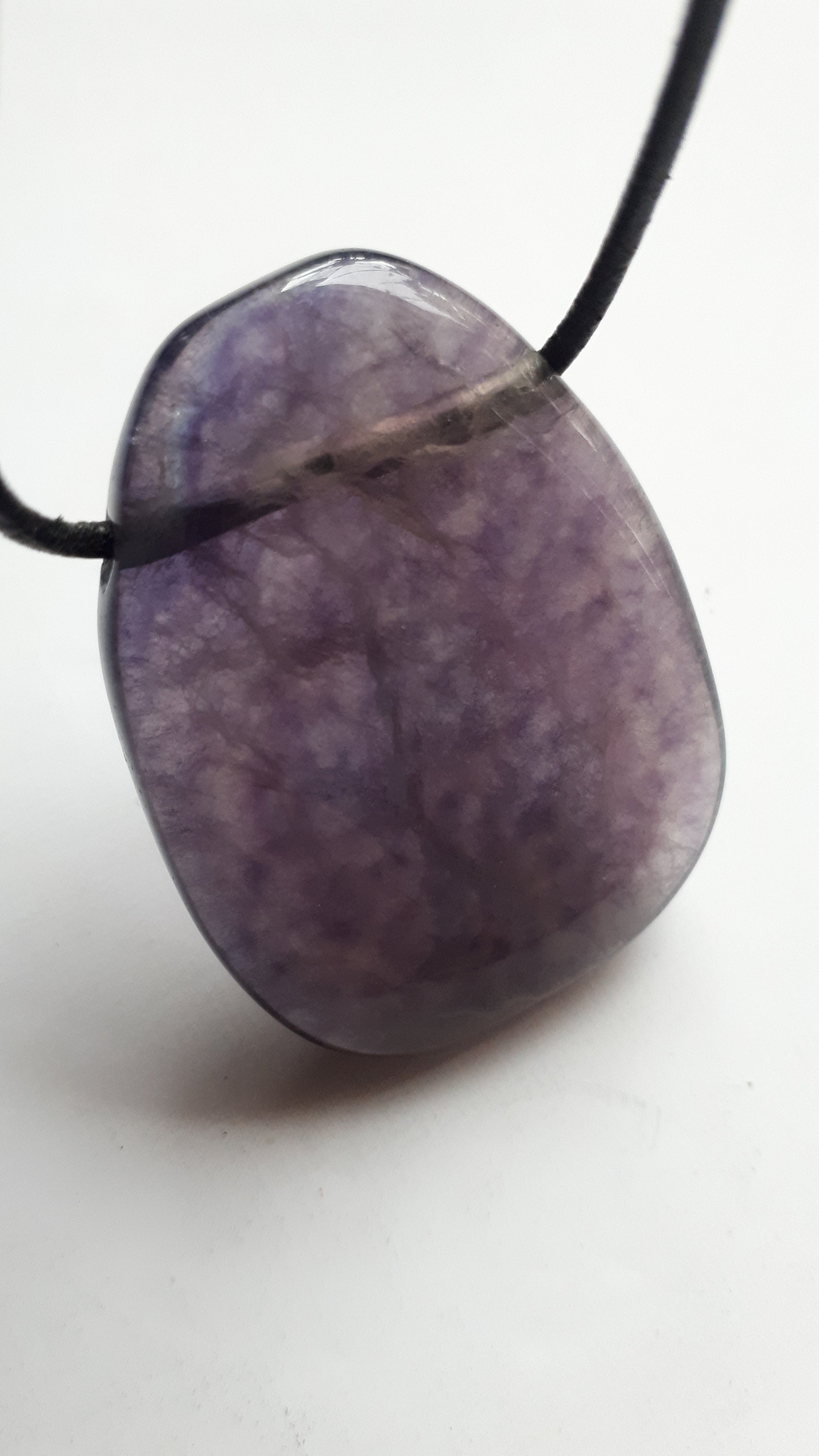 Soo Schön, Fluorit Violett Mit Lederband von ElkesEdelsteinstube