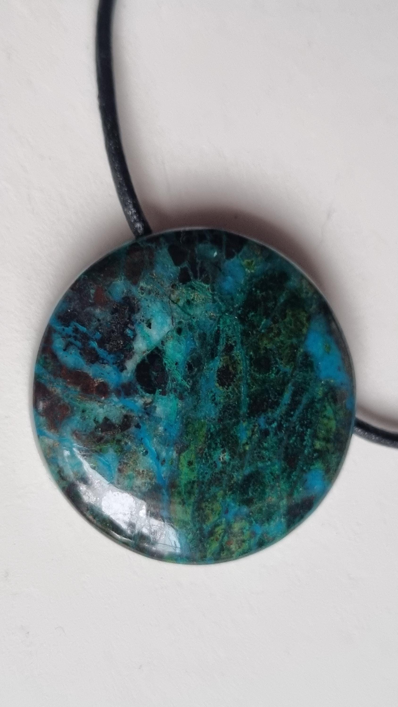 Soo Schön, Runder Chrysokoll Mit Lederband von ElkesEdelsteinstube