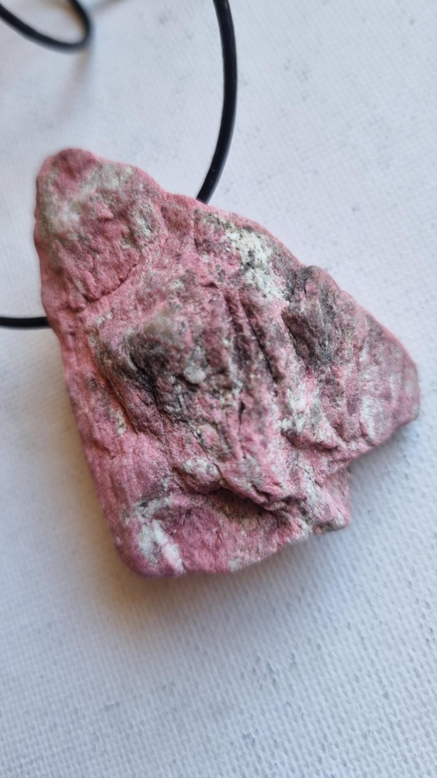 Thulit-Rohstein Anhänger Mit Lederband von ElkesEdelsteinstube