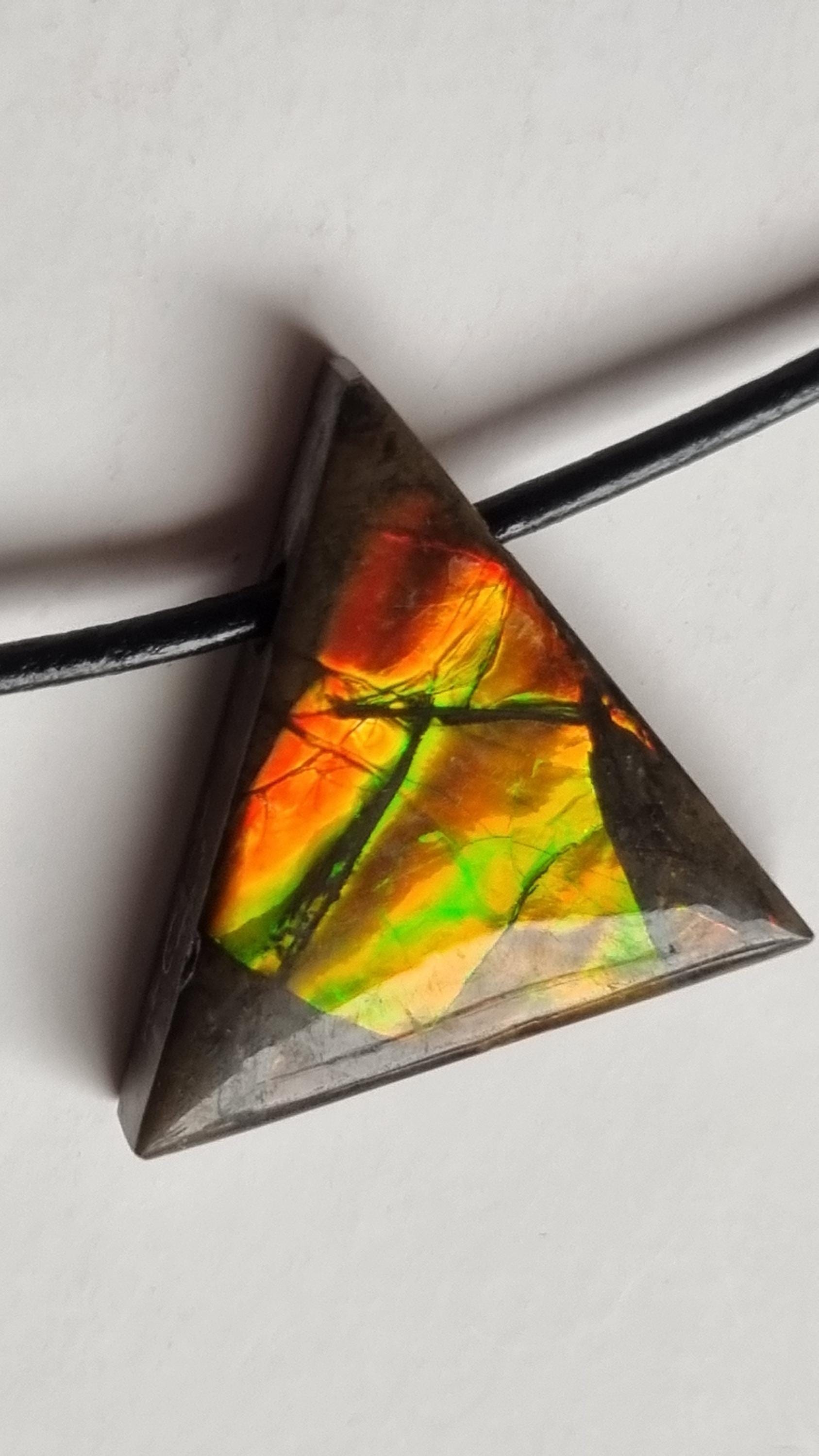 Traumhaft Schön, Ammolith Mit Lederband von ElkesEdelsteinstube