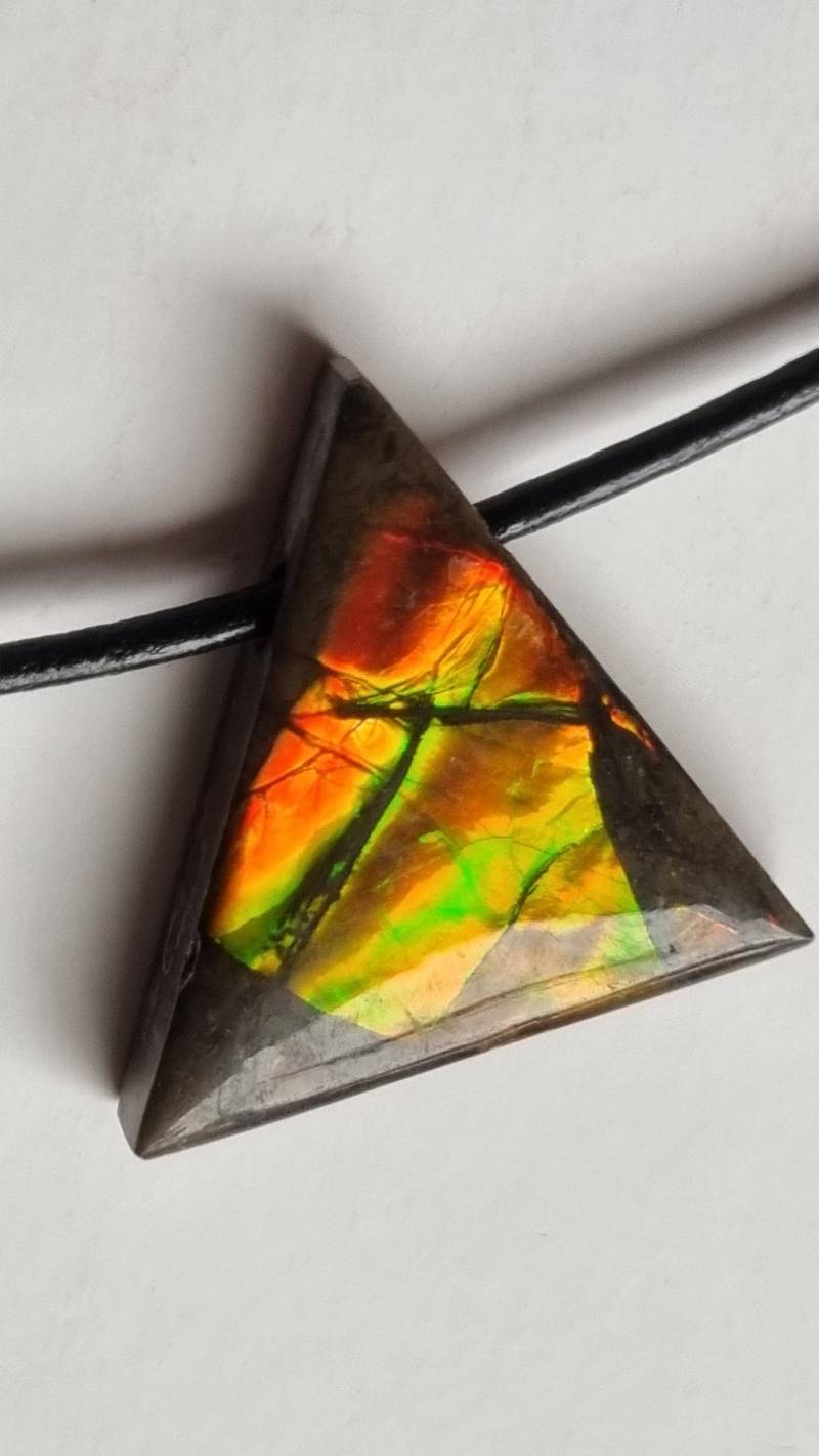 Traumhaft Schön, Ammolith Mit Lederband von ElkesEdelsteinstube