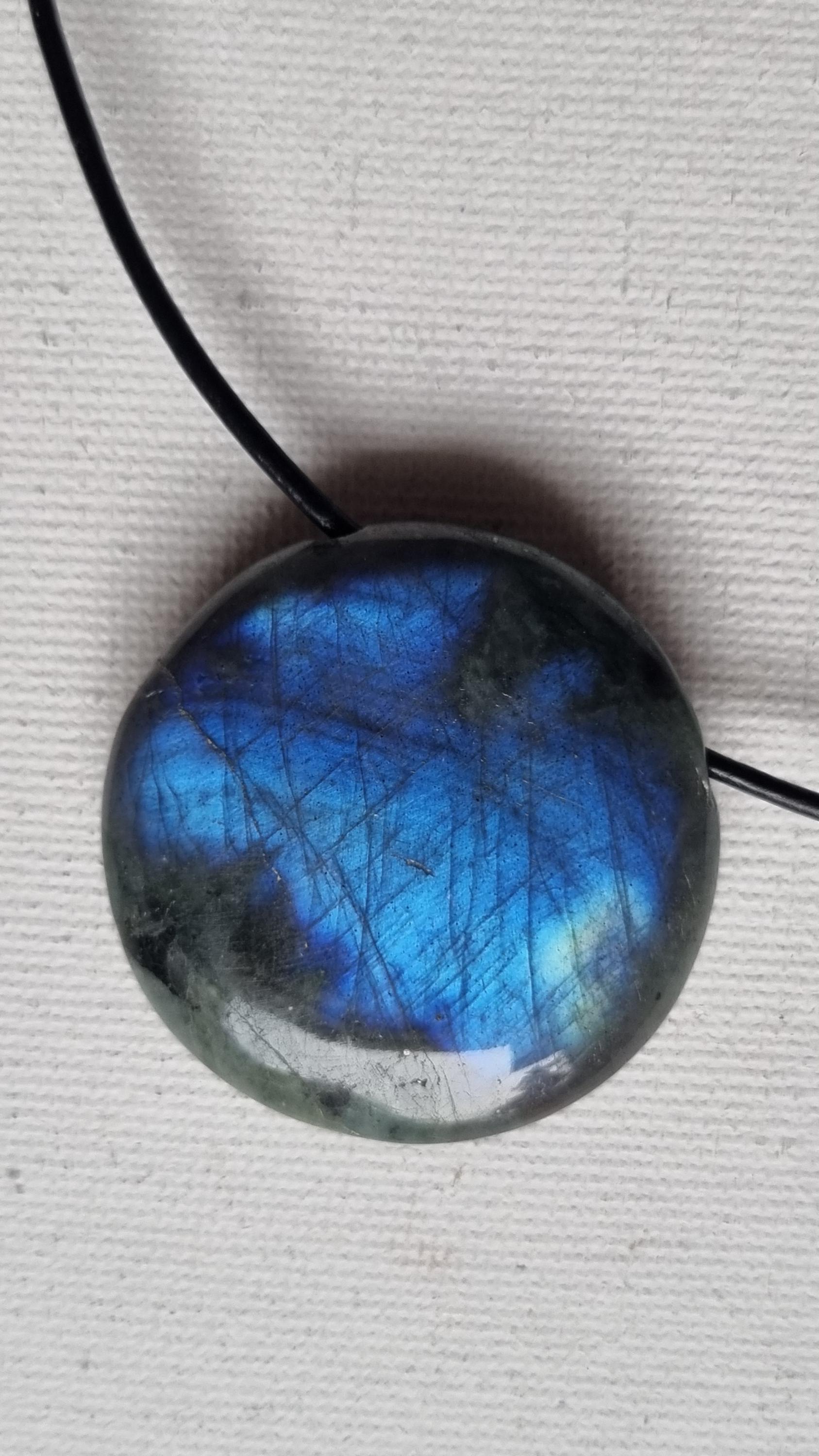 Traumhaft Schön, Blauer Labradorit Mit Lederband Traumhaft Schön, Blauer Labradorit Mit Lederband von ElkesEdelsteinstube