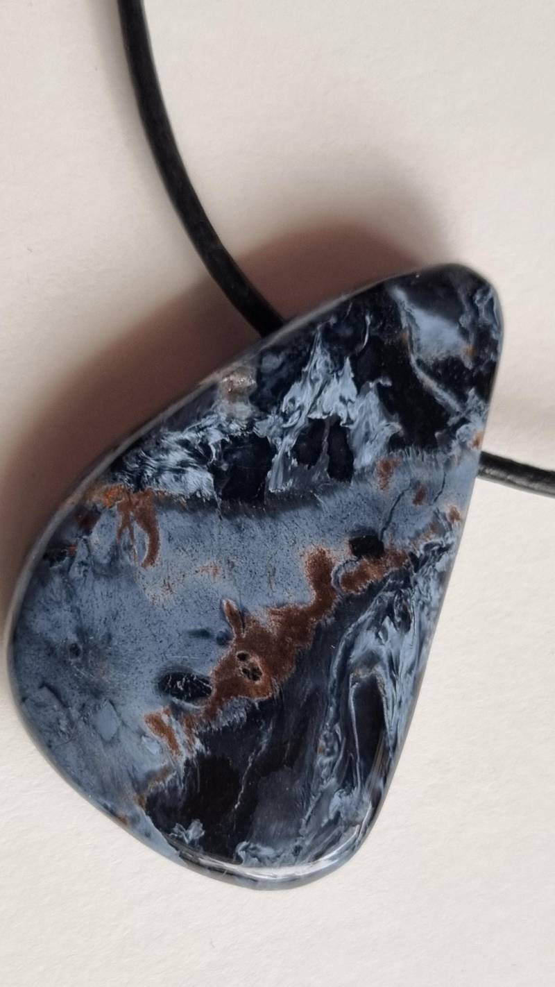 Traumhaft Schön, Pietersit Mit Lederband von ElkesEdelsteinstube