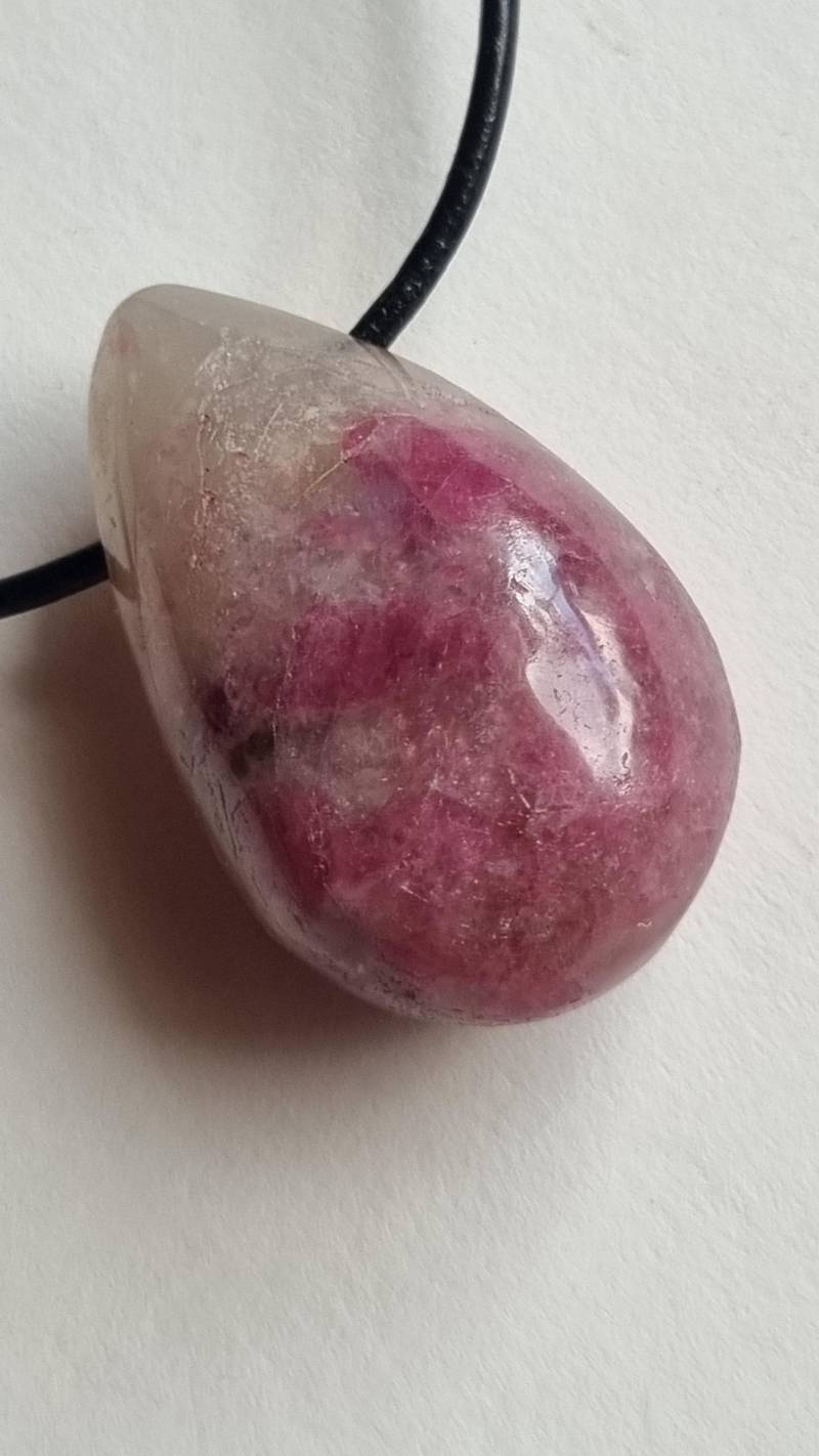 Turmalin in Lepidolith-Quarz Mit Lederband Turmalin in Lepidolith-Quarz Mit Lederband von ElkesEdelsteinstube