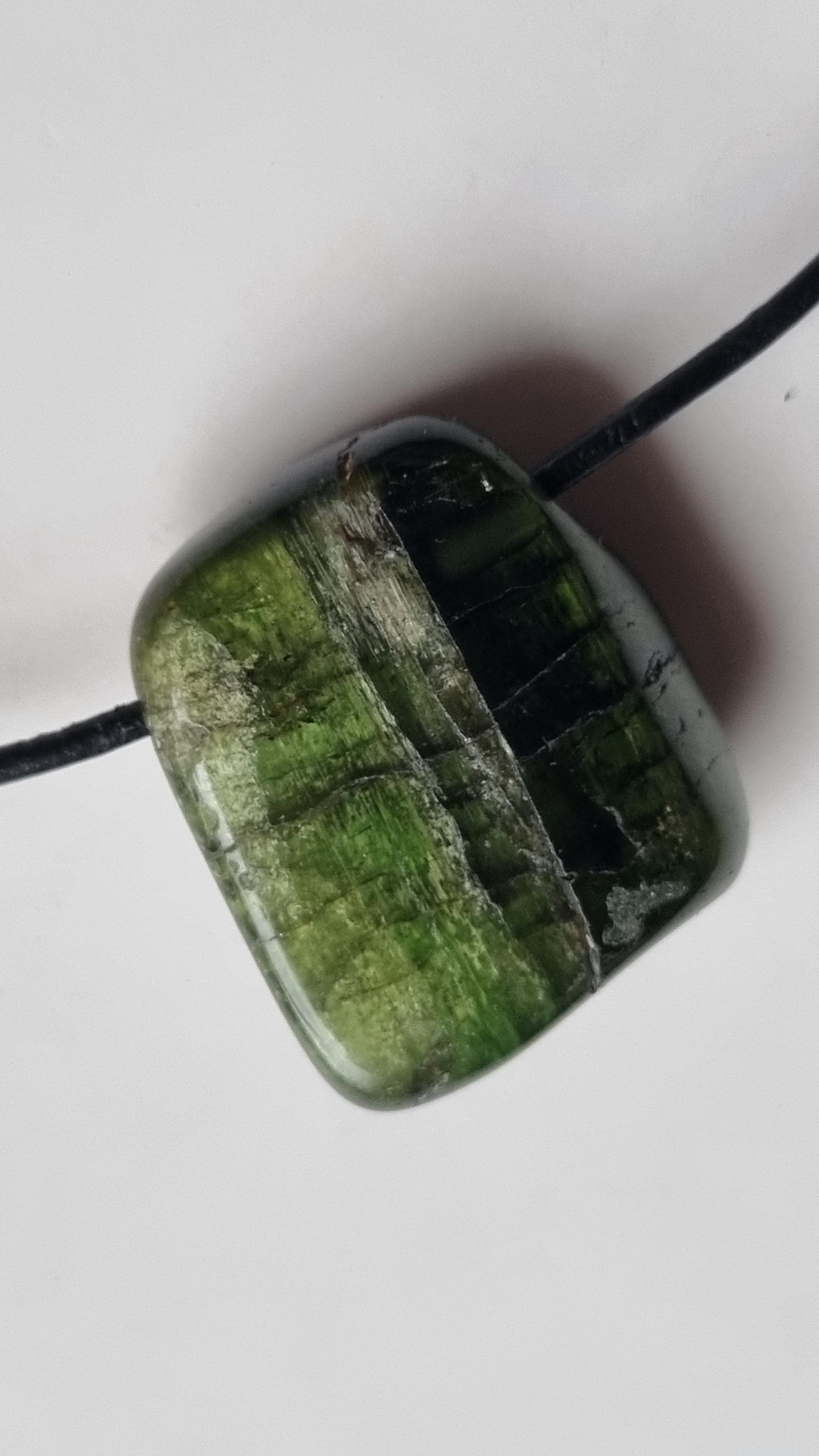 Verdelith | Grüner Turmalin Mit Lederband von ElkesEdelsteinstube