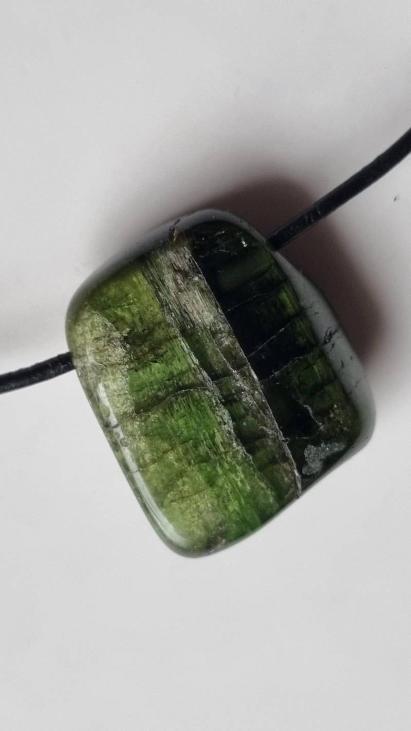 Verdelith | Grüner Turmalin Mit Lederband Verdelith | Grüner Turmalin Mit Lederband von ElkesEdelsteinstube