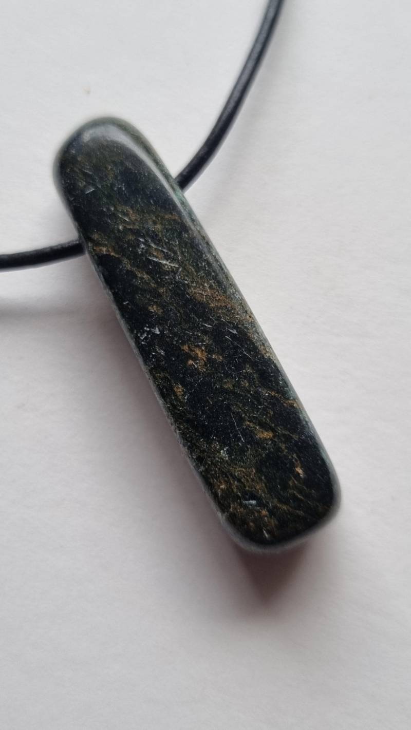 Verdit | Serpentin Mit Fuchsit, Simbabwe Lederband von ElkesEdelsteinstube