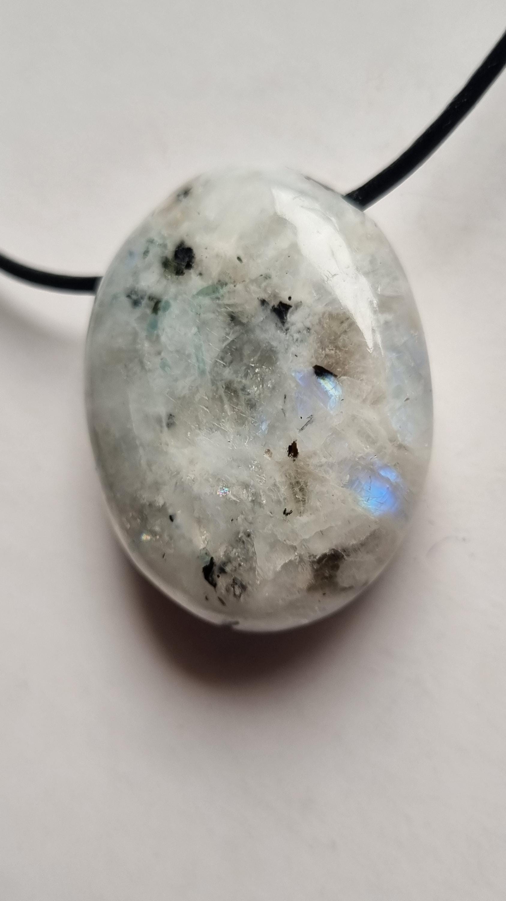 Weißer Labradorit | Mondstein Mit Lederband von ElkesEdelsteinstube