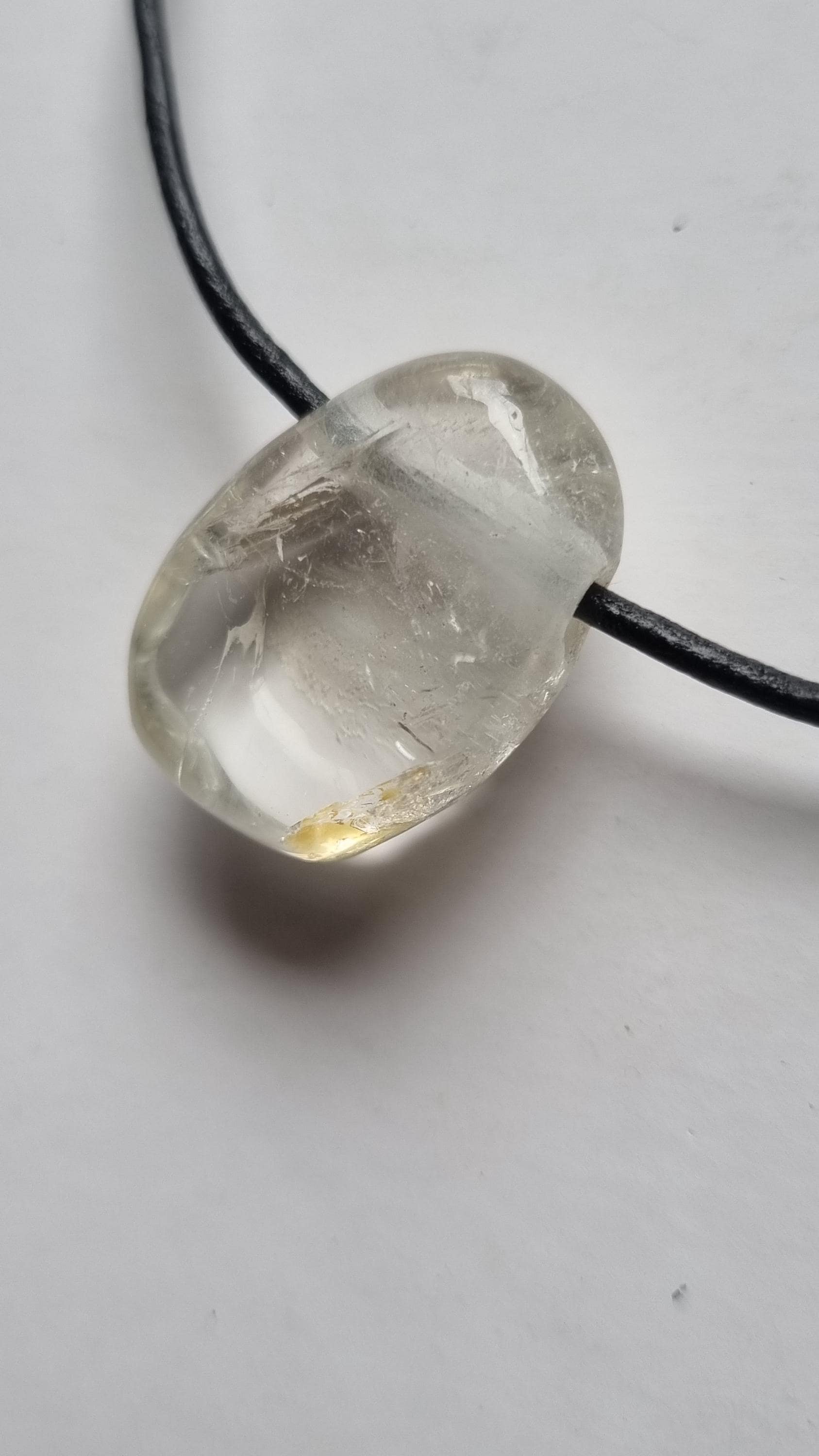 Weißer Topas Mit Lederband von ElkesEdelsteinstube