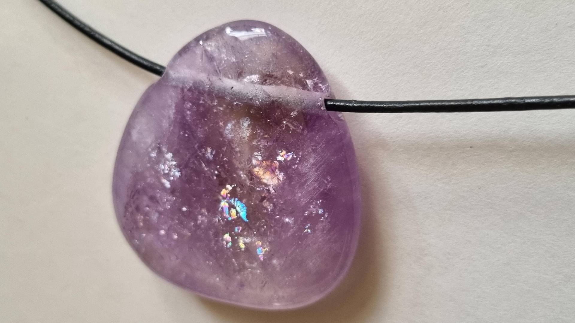 Wunderschön, Amethyst Mit Lederband Wunderschön, Amethyst Mit Lederband von ElkesEdelsteinstube