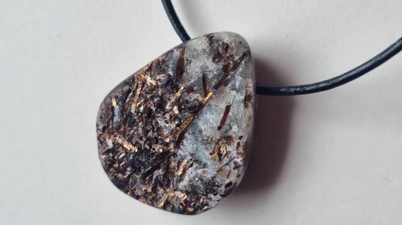 Wunderschön, Astrophyllit Mit Lederband von ElkesEdelsteinstube