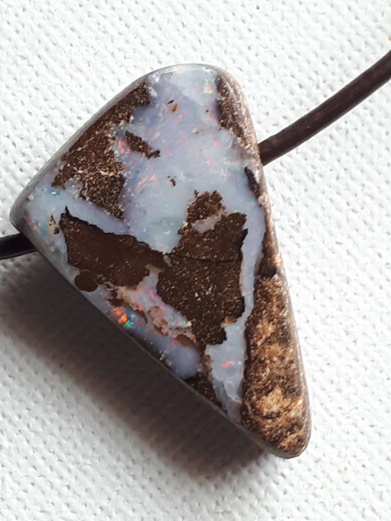 Wunderschön, Bouderopal Mit Lederband von ElkesEdelsteinstube