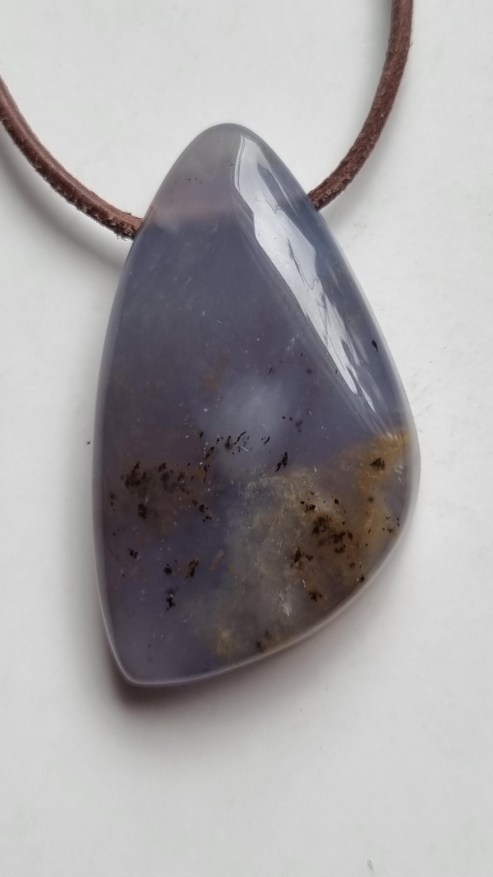 Wunderschön, Chalcedon Mit Seidenkordel von ElkesEdelsteinstube