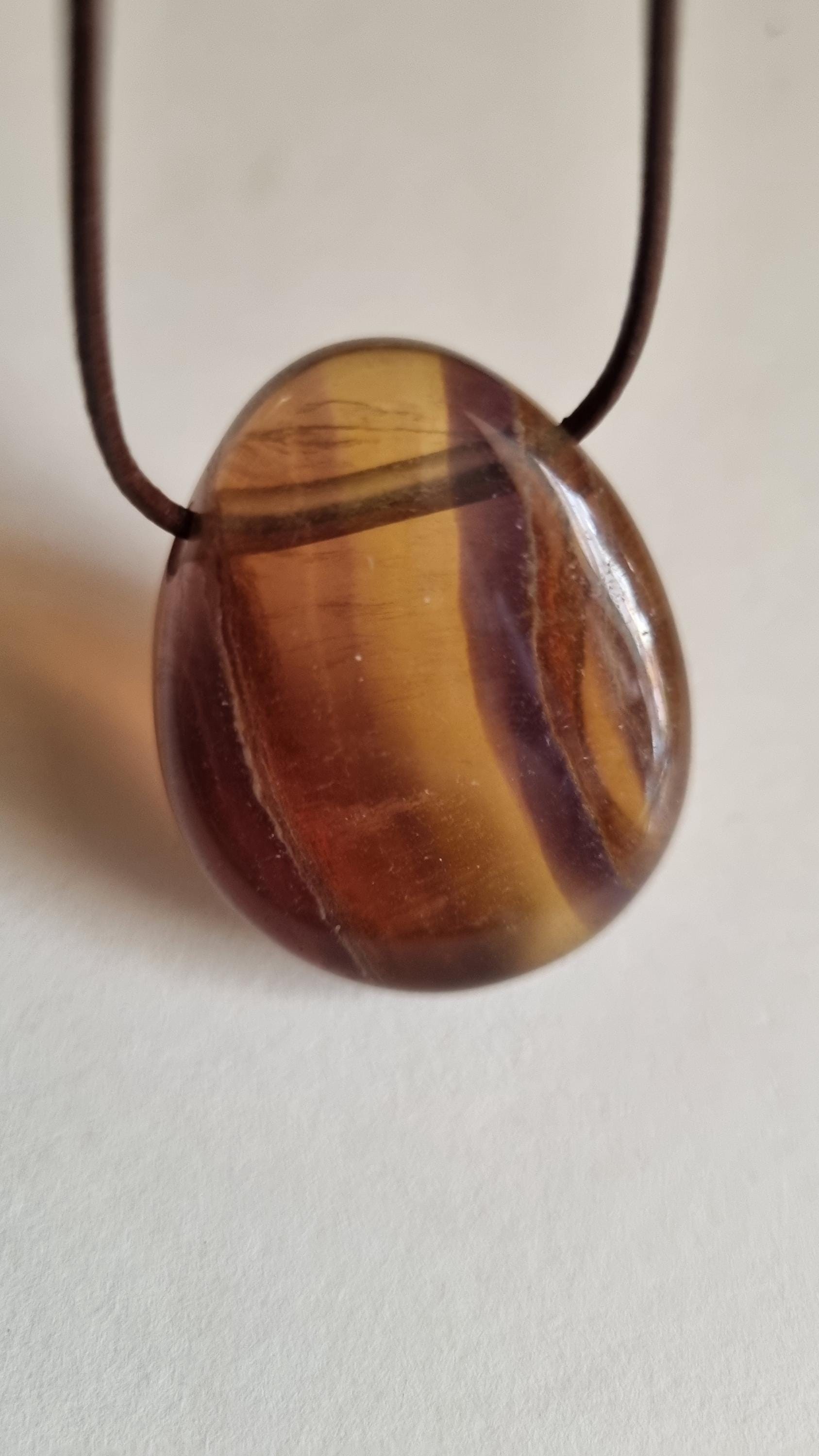 Wunderschön, Gelb-Lila Fluorit Mit Lederband von ElkesEdelsteinstube