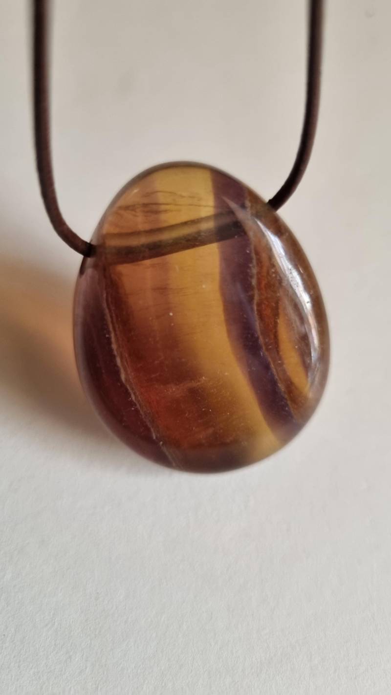 Wunderschön, Gelb-Lila Fluorit Mit Lederband von ElkesEdelsteinstube