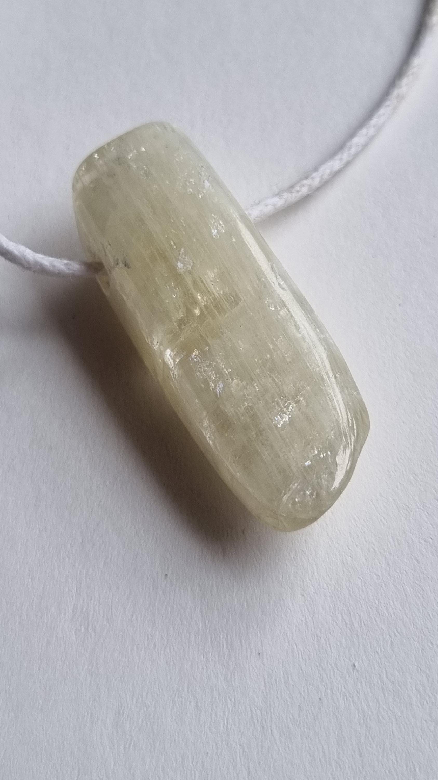 Wunderschön, Hiddenit | Grüner Kunzit Mit Wachskordel von ElkesEdelsteinstube