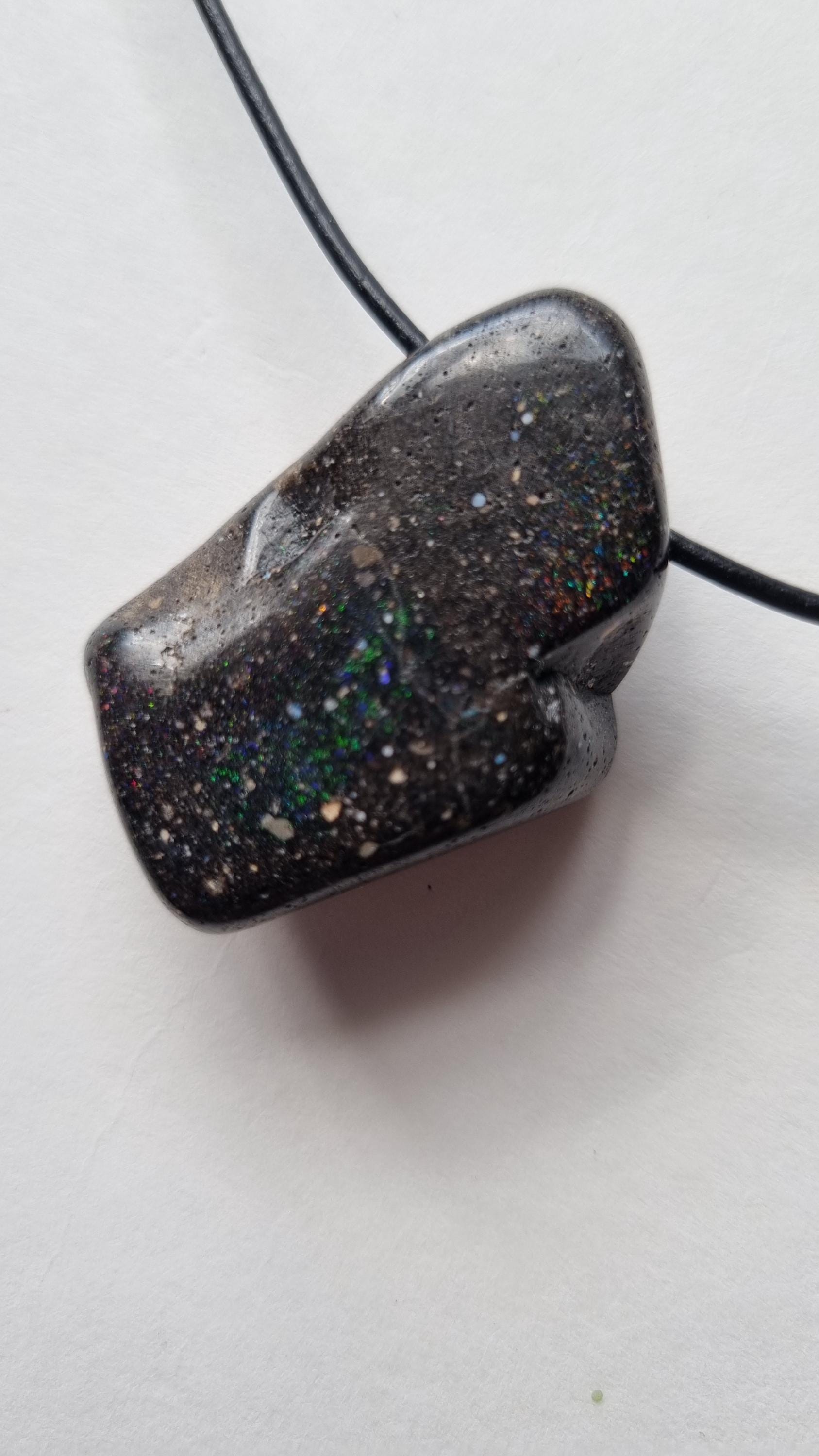 Wunderschön, Honduras-Opal Mit Lederband Wunderschön, Honduras-Opal Mit Lederband von ElkesEdelsteinstube