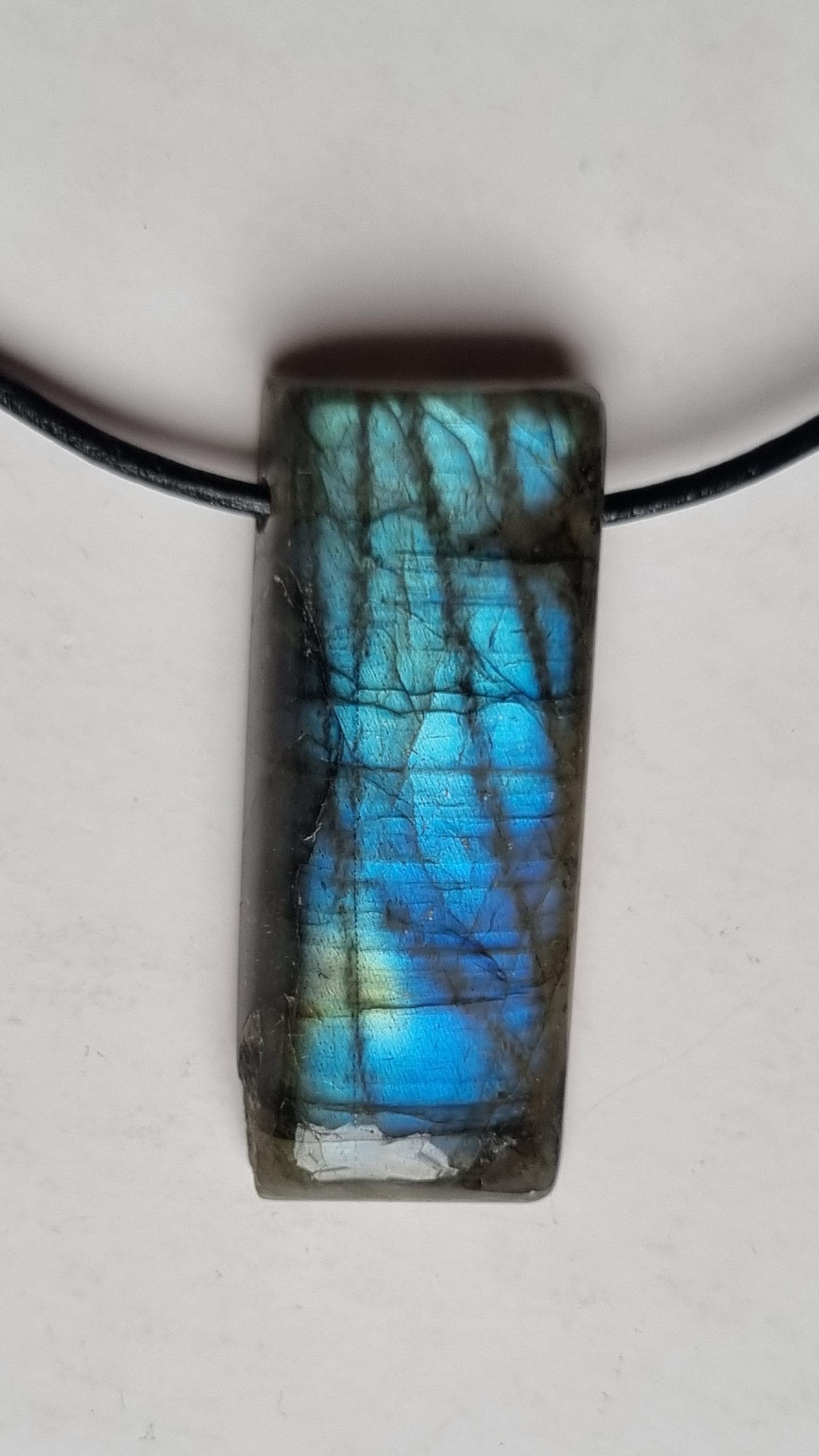 Wunderschön, Labradorit in Toller Form Mit Lederband von ElkesEdelsteinstube