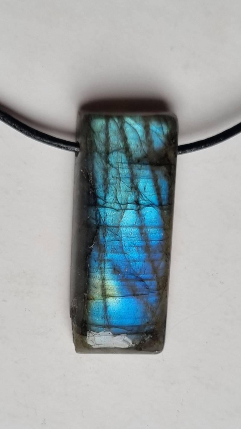 Wunderschön, Labradorit in Toller Form Mit Lederband von ElkesEdelsteinstube