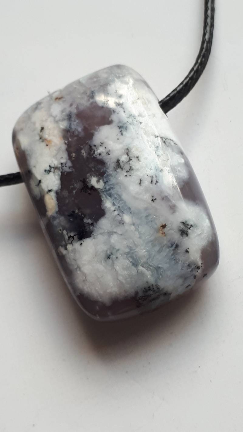 Wunderschön, Lila Chalcedon Mit Wachskordel von ElkesEdelsteinstube