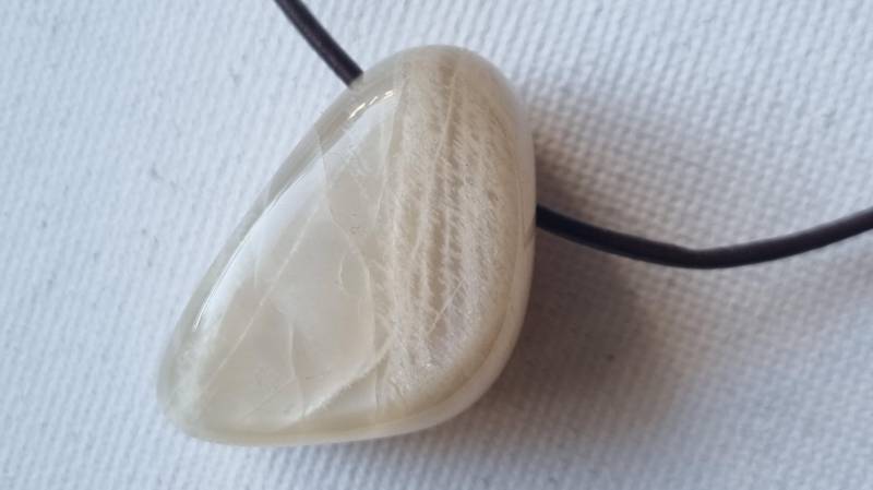 Wunderschön, Mondstein Mit Lederband von ElkesEdelsteinstube