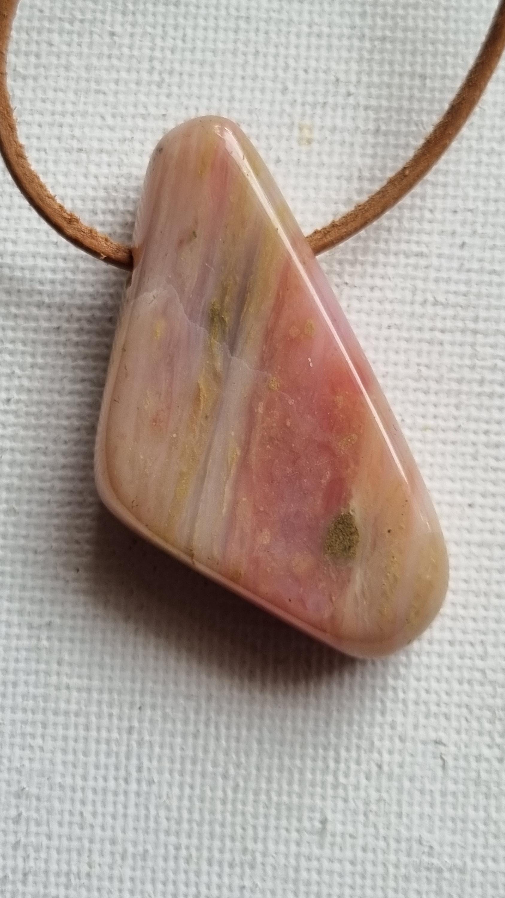 Wunderschön, Pink-Opal | Peru Mit Lederband Wunderschön, Pink-Opal | Peru Mit Lederband von ElkesEdelsteinstube