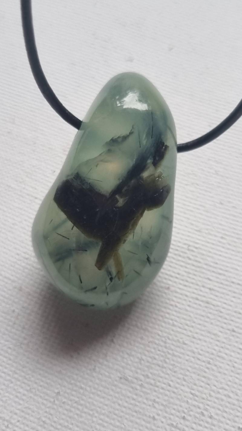 Wunderschön, Prehnit Mit Lederband von ElkesEdelsteinstube