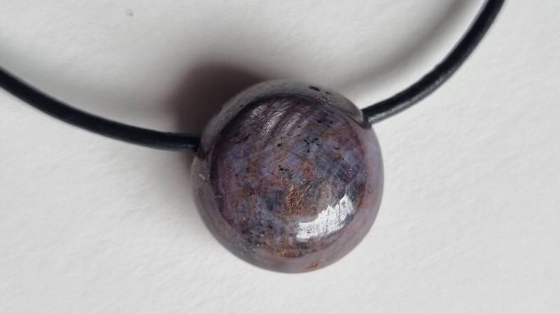 Wunderschön, Rubin Mit Lederband Wunderschön, Rubin Mit Lederband von ElkesEdelsteinstube