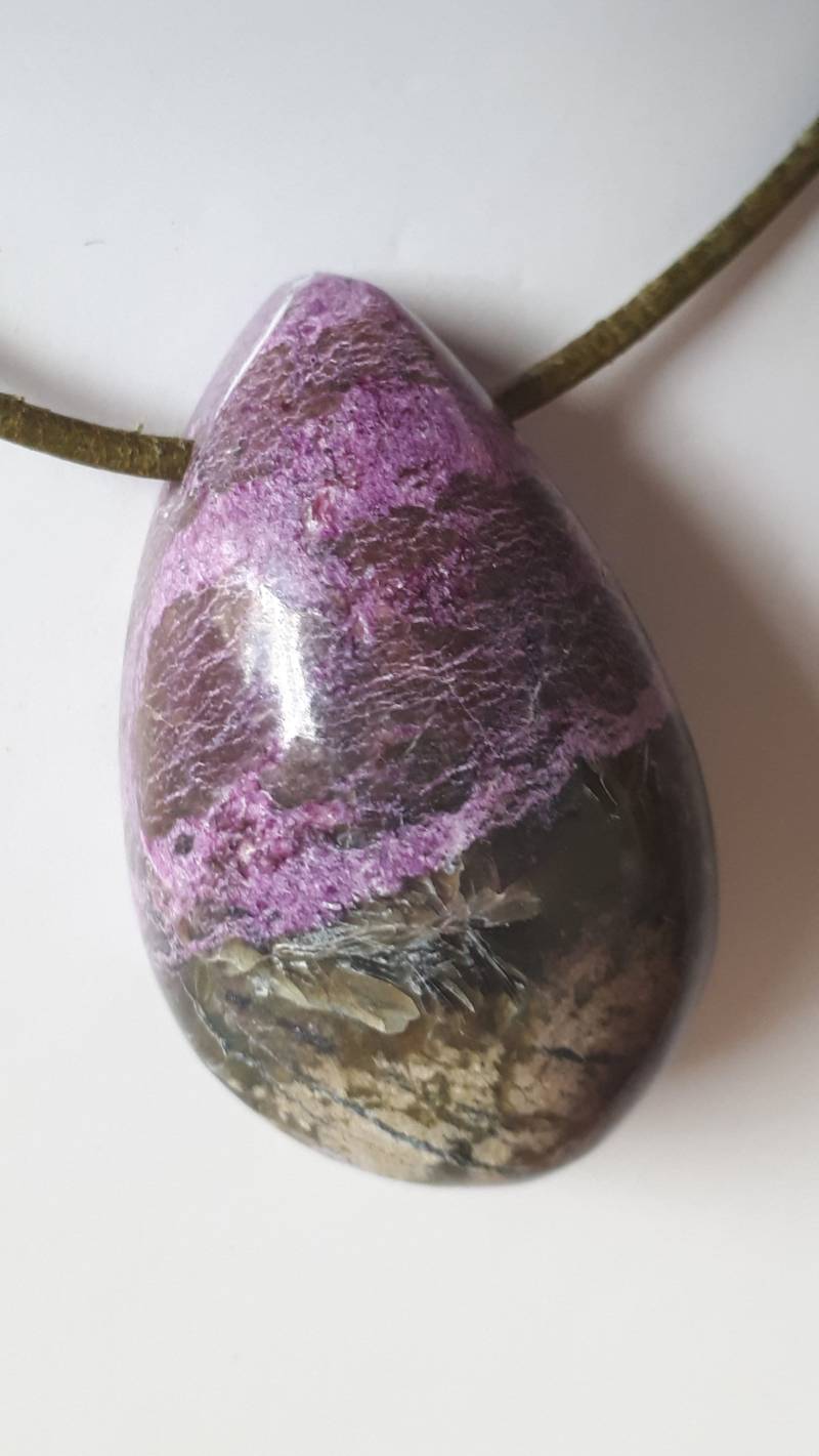 Wunderschön, Stichit in Serpentin Mit Lederband von ElkesEdelsteinstube