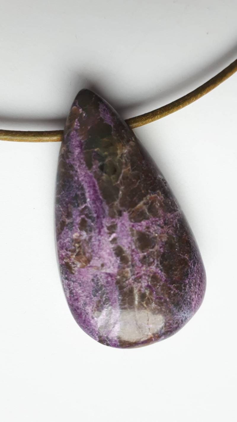 Wunderschön, Stichit in Serpentin Mit Lederband von ElkesEdelsteinstube