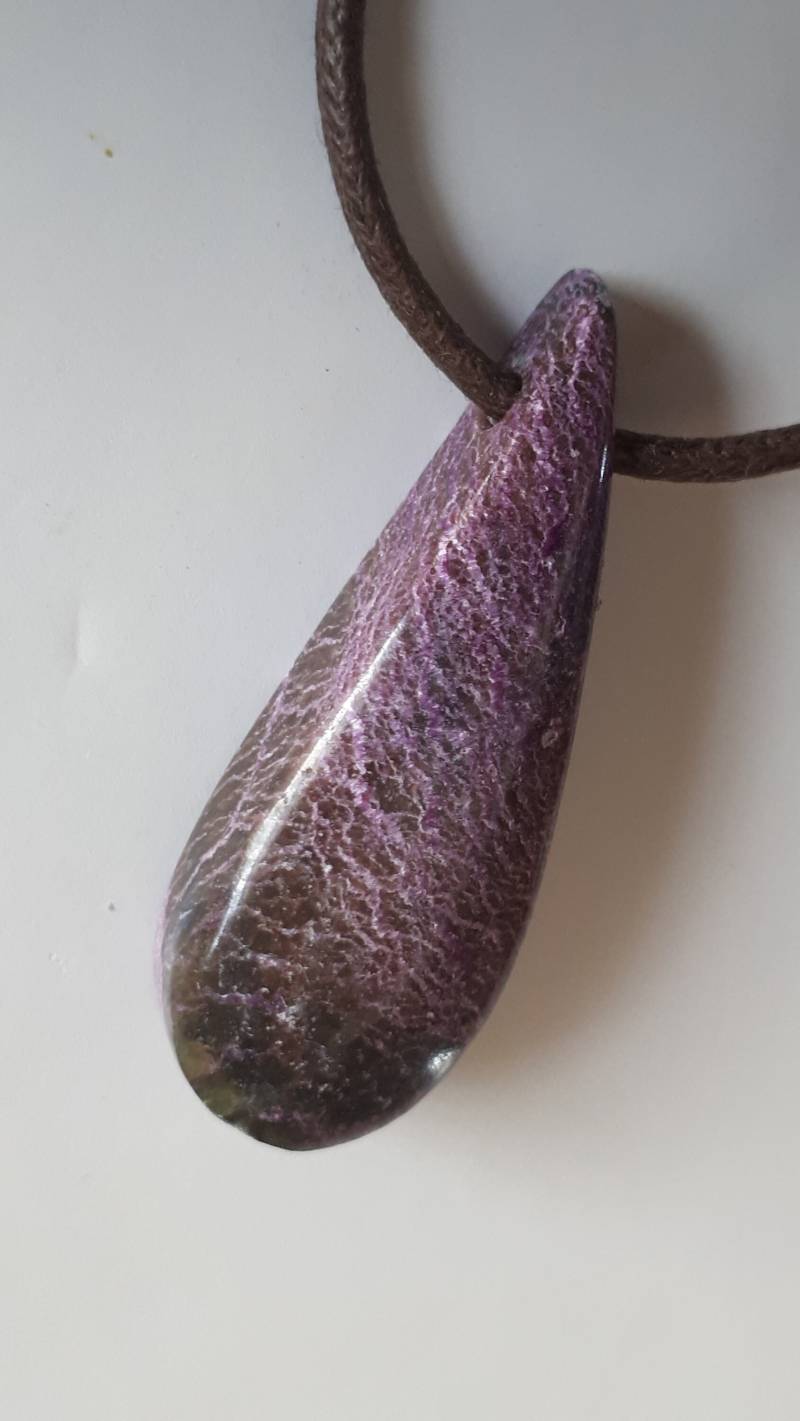 Wunderschön, Stichit in Serpentin Mit Wachskordel von ElkesEdelsteinstube