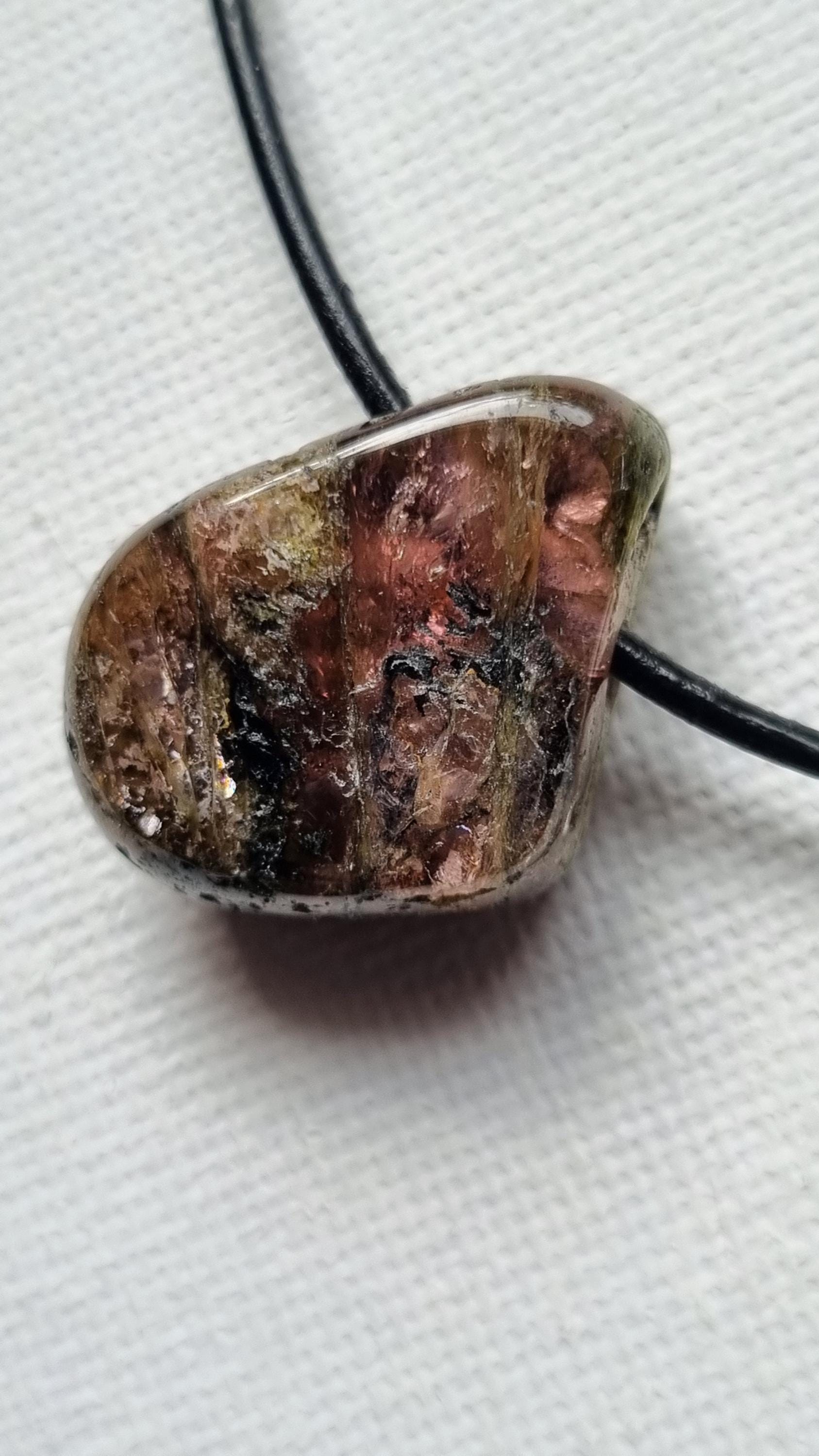 Wunderschön, Turmalin Mit Lederband von ElkesEdelsteinstube