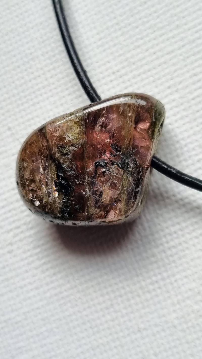 Wunderschön, Turmalin Mit Lederband von ElkesEdelsteinstube