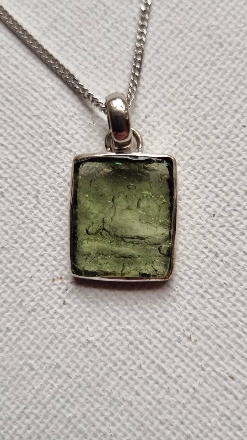 Wunderschön Und Selten, Moldavit Anhänger | Glasmeteorit, Tschechien Mit Gratis Silberkette von ElkesEdelsteinstube