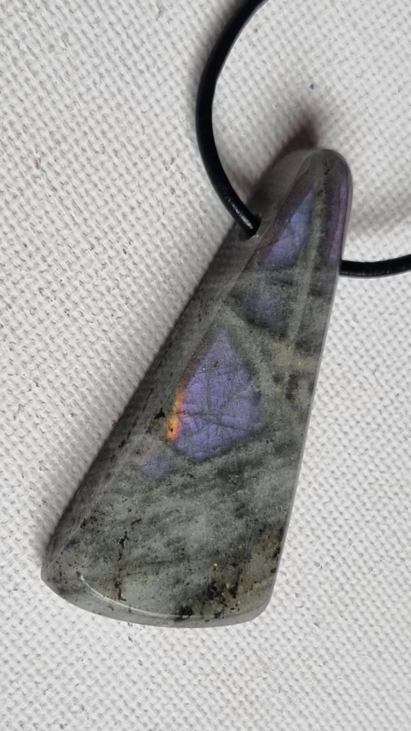 Wunderschöner, Heller Labradorit Mit Lederband von ElkesEdelsteinstube